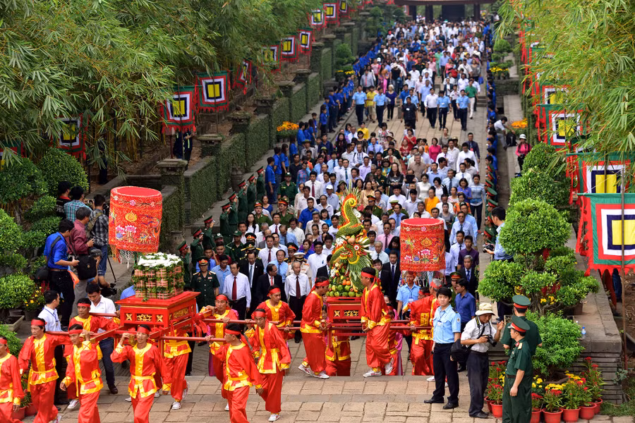 7h30, sau lễ khai mạc tại quảng trường Công viên Lịch sử-Văn hóa dân tộc (phường Long Bình, quận 9), ban tổ chức đón rước Lễ tới Khu tưởng niệm các Vua Hùng. Hàng nghìn người dân TP HCM và các tỉnh lân cận tham gia. 7h30, sau lễ khai mạc tại quảng trường Công viên Lịch sử-Văn hóa dân tộc (phường Long Bình, quận 9), ban tổ chức đón rước Lễ tới Khu tưởng niệm các Vua Hùng. Hàng nghìn người dân TP HCM và các tỉnh lân cận tham gia.