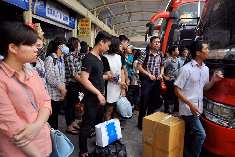  Theo phản ánh của người dân, lợi dụng dịp nghỉ lễ, nhiều chủ xe đã tự đẩy vé xe lên gấp từ 1,5 đến 2 lần. Chị Mai Thị Hương về Phú Thọ bức xúc cho biết, mọi ngày chị đi từ Hà Nội về quê chỉ có giá vé là 60 nghìn thì hôm nay bị thu 150.000 đồng. Tương tự, bà Huệ (Lạng Sơn) nói, hôm nay giá vé từ Hà Nội về Lạng Sơn cũng bị đẩy lên gấp 1,5 lần. 