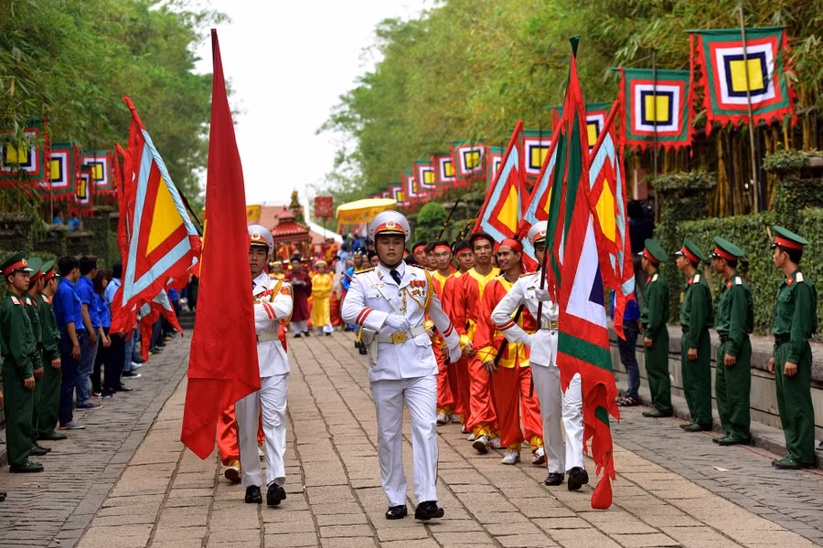 Đoàn diễu hành tiến về Khu tưởng niệm các Vua Hùng trong không khí trang nghiêm. Đoàn diễu hành tiến về Khu tưởng niệm các Vua Hùng trong không khí trang nghiêm.