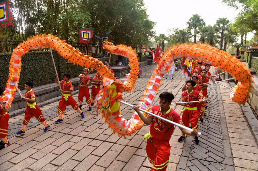 Cũng như những năm trước, buổi rước dẫn đầu đoàn diễu hành là hai con rồng uốn lượn. Cũng như những năm trước, buổi rước dẫn đầu đoàn diễu hành là hai con rồng uốn lượn.