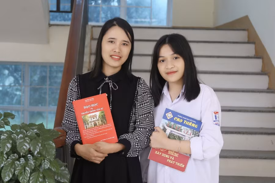 Quá trình tham gia Kỳ thi Học sinh giỏi tỉnh môn Ngữ văn và Cuộc thi "An toàn giao thông cho nụ cười ngày mai" được cô giáo Minh Nguyệt đồng hành hướng dẫn. (Ảnh: T.D)