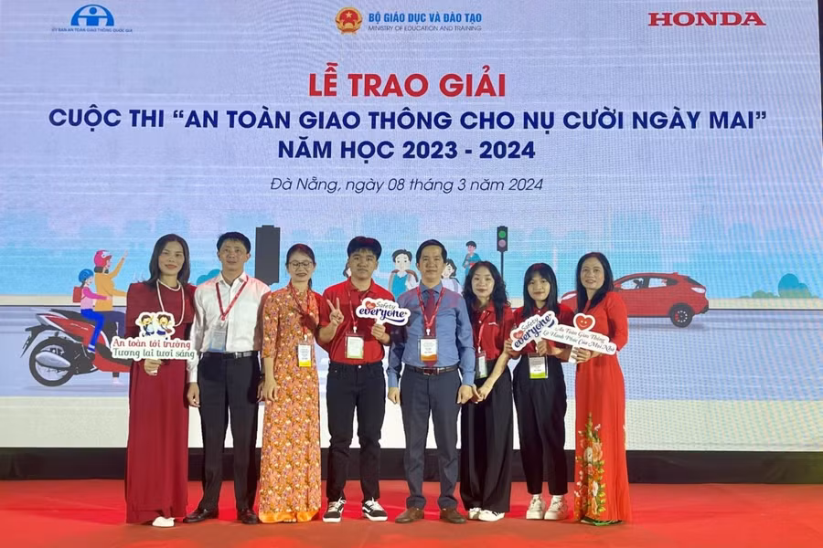 Em Nguyễn Thị Hà Linh cùng thầy cô tại Lễ trao giải Cuộc thi "An toàn giao thông cho nụ cười ngày mai". (Ảnh: T.D)