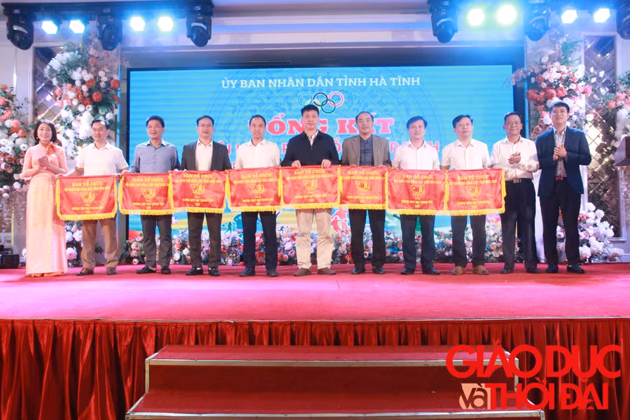 BTC trao thưởng cho các tập thể đạt thành tích tốt. BTC trao thưởng cho các tập thể đạt thành tích tốt.
