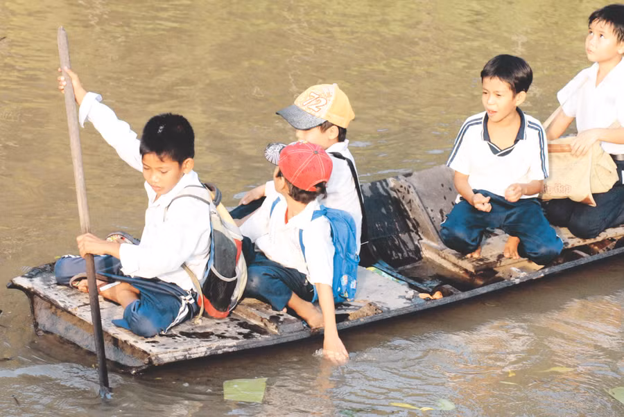 Nhiều nơi con đường đến trường của học sinh đều phụ thuộc vào con nước và phương tiện độc đạo là xuồng, ghe. Ảnh: H. Vũ