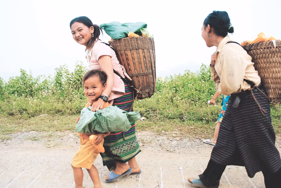 Những em gái trong độ tuổi đi học nhưng đã có con trai chừng 3 - 4 tuổi.