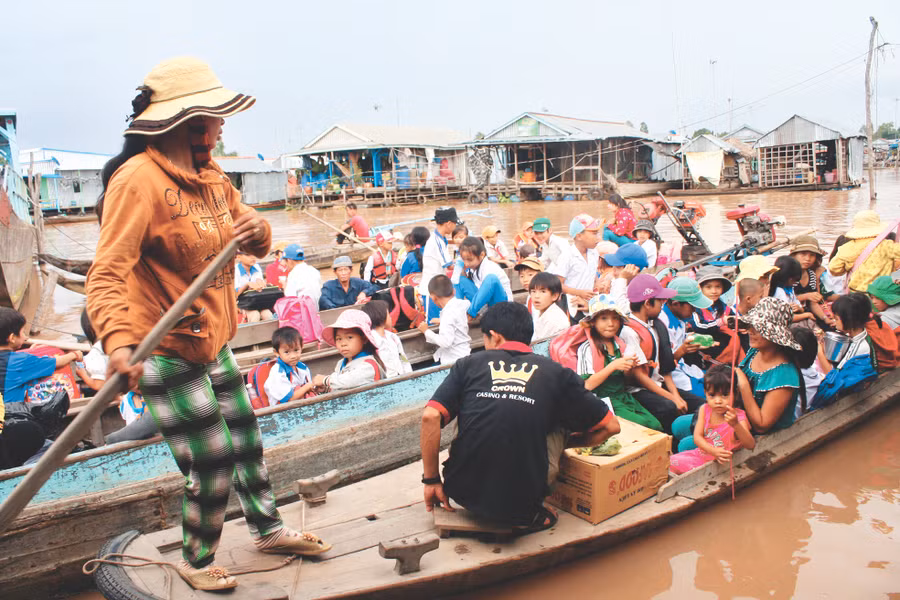 Học sinh huyện An Phú (An Giang) đến trường bằng đò. Ảnh: Q. Ngữ