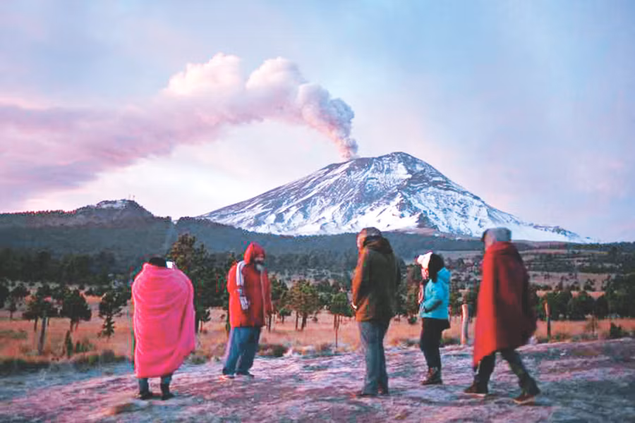 Núi lửa Popocatepetl ở Puebla (Mexico) phun tro vào ngày 24/1/2016.