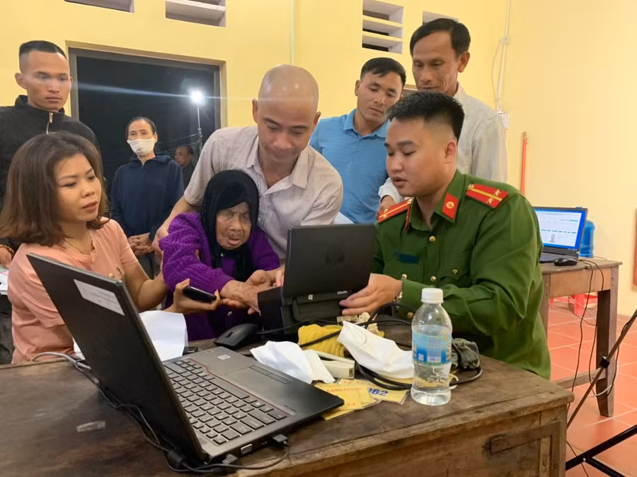 Công an hỗ trợ người dân thực hiện cập nhật dữ liệu CCCD sau khi bỏ sổ hộ khẩu giấy. 