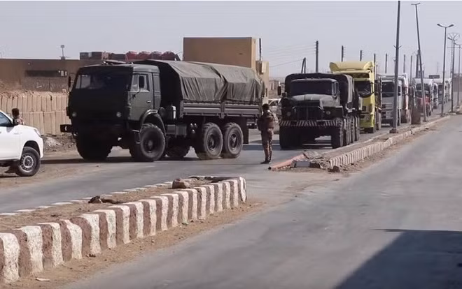 Đoàn xe quân sự Nga được cho là đã vận chuyển vũ khí tới miền bắc Syria để hỗ trợ các lực lượng vũ trang người Kurd.