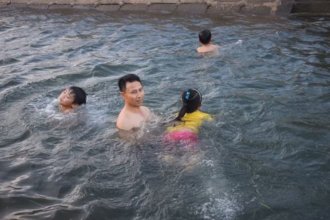Lớp học bơi miễn phí cho trẻ em trên dòng sông quê