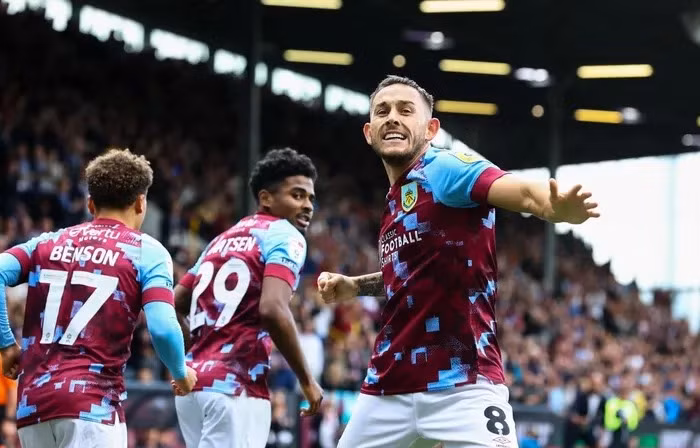 Tiền vệ Josh Brownhill ăn mừng bàn thắng trong màu áo Burnley tại Ngoại hạng Anh. Tiền vệ Josh Brownhill ăn mừng bàn thắng trong màu áo Burnley tại Ngoại hạng Anh.