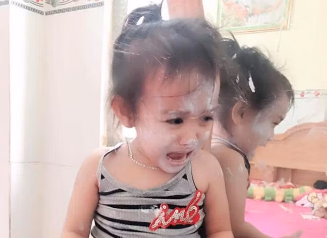 Thấy con gái ngồi trước gương khóc thét nói “có ma”, mẹ hoảng hốt ra xem rồi cười đau ruột