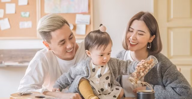 Chứng kiến bố mẹ cãi nhau, biểu cảm của con gái khiến siêu mẫu Hà Anh vội “xin lỗi“