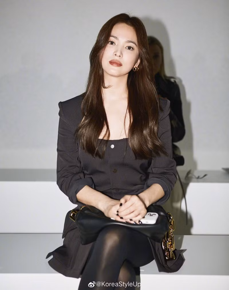 song hye kyo dep ma mi voi phong cach khac la hau ly hon hinh 2