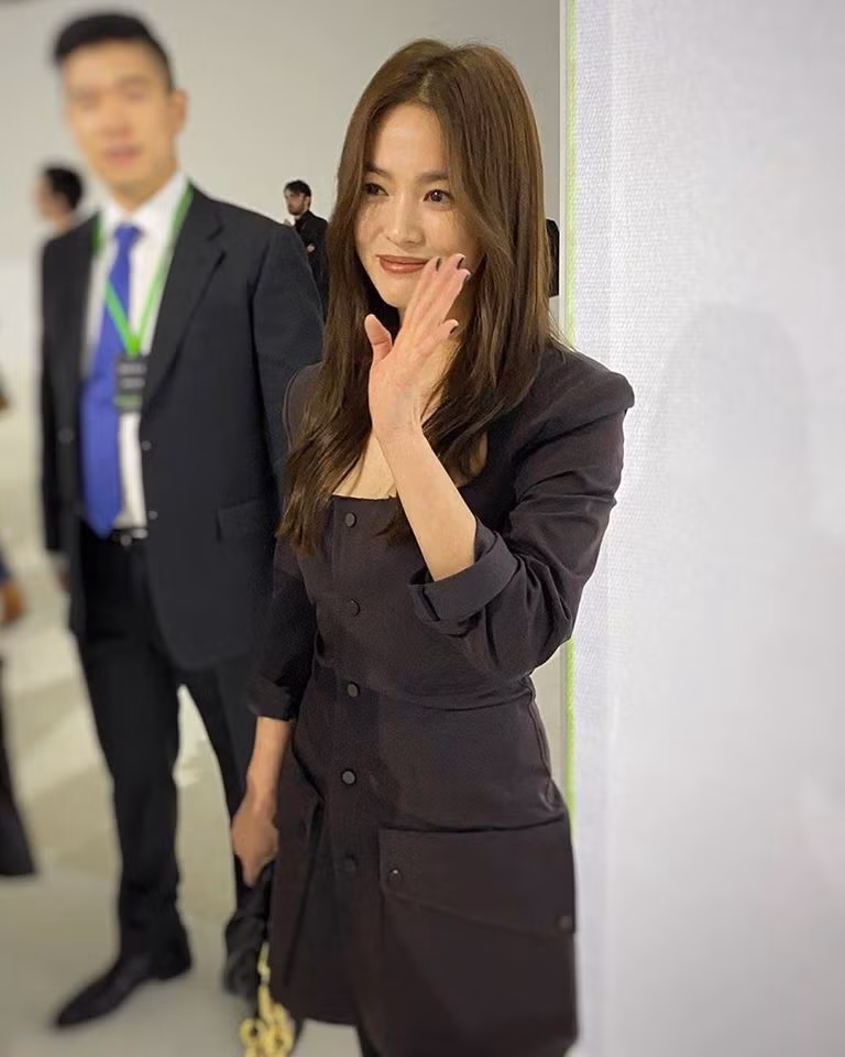 song hye kyo dep ma mi voi phong cach khac la hau ly hon hinh 10