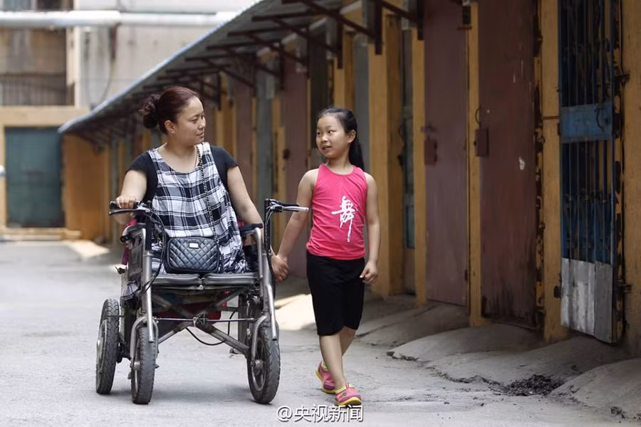 Câu chuyện xúc động của bé gái biết làm việc nhà từ 3 tuổi ảnh 2