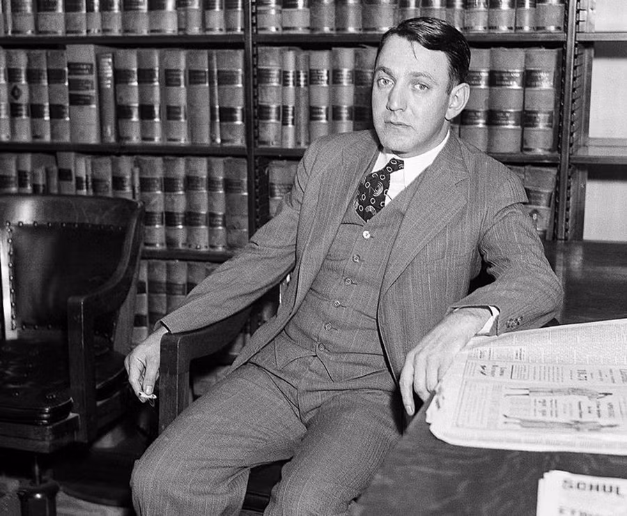 Dutch Schultz trở thành trùm xã hội đen khi còn rất trẻ.