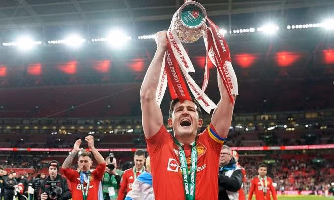 Harry Maguire bị tước băng thủ quân Man United