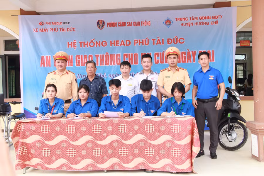 Ký cam kết đảm bảo trật tự An toàn giao thông trong trường học.