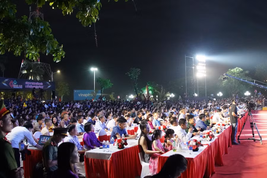 Buổi khai mạc thu hút nhiều người dân và du khách.