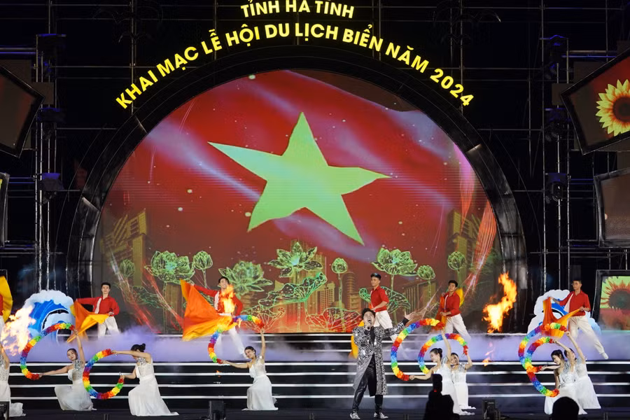 Chương trình nghệ thuật trong đêm khai mạc Lễ hội du lịch biển Hà Tĩnh năm 2024 có sự tham dự của nhiều ca sĩ nổi tiếng.