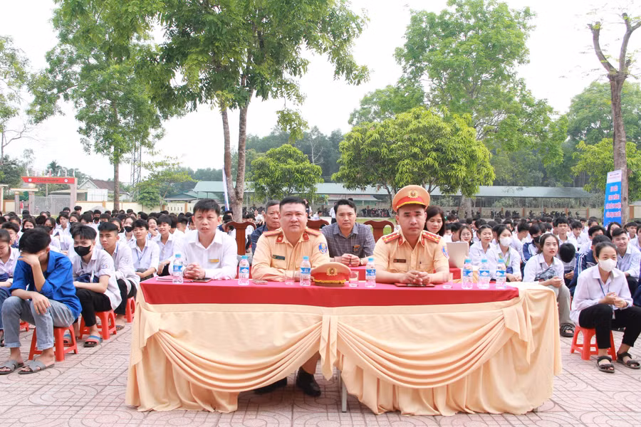 Các đại biểu tham dự chương trình.