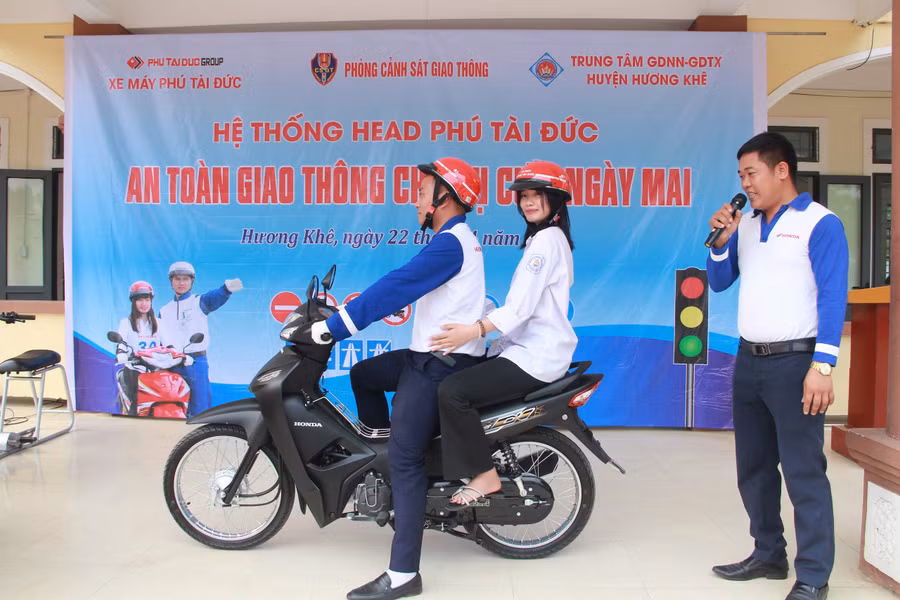 Đại diện Hệ thống Cửa hàng xe máy Phú Tài Đức hướng dẫn lái xe an toàn cho học sinh.