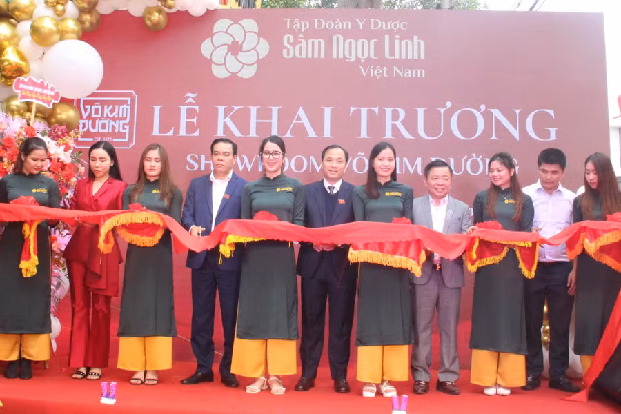 Các đại biểu cắt băng khai trương Showroom Sâm Ngọc Linh tại Hà Tĩnh.