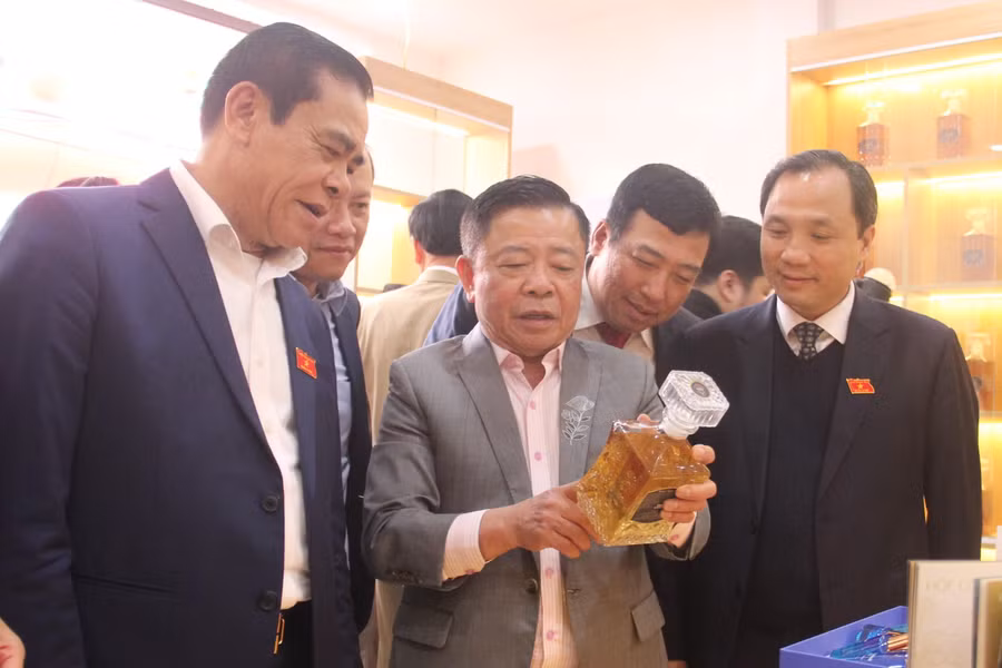 Ông Võ Kim Cự - Viện trưởng Viện Bảo tồn và Phát triển sâm Ngọc Linh Việt Nam giới thiệu các sản phẩm tại showroom đến các đại biểu.