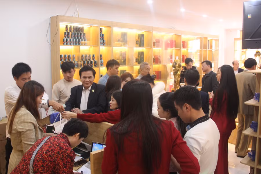Khách hàng tham quan tại buổi khai trương.