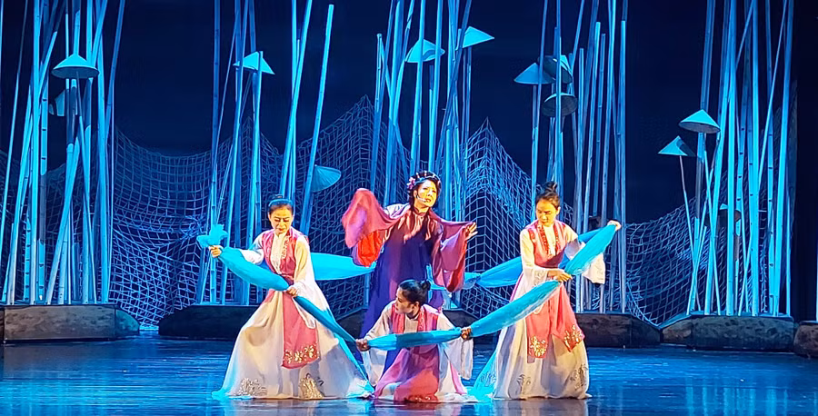 Nổi bật trong vở cải lương 'Muôn dặm vì chồng' là tấm lòng sắt son của bà Nguyễn Thị Tồn với chồng và quê hương, đất nước. Ảnh: Bình Thanh