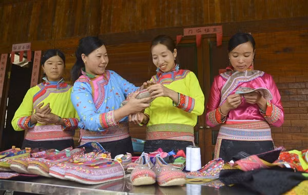 Không khí vào mùa “may áo” khiến cao nguyên đá Tả Sìn Thàng trở nên rộn ràng hơn.