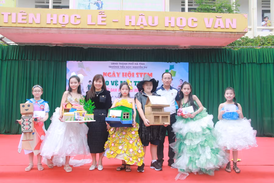 Ban tổ chức trao thưởng cho các em đạt giải cao. (Ảnh: Khánh Vy)