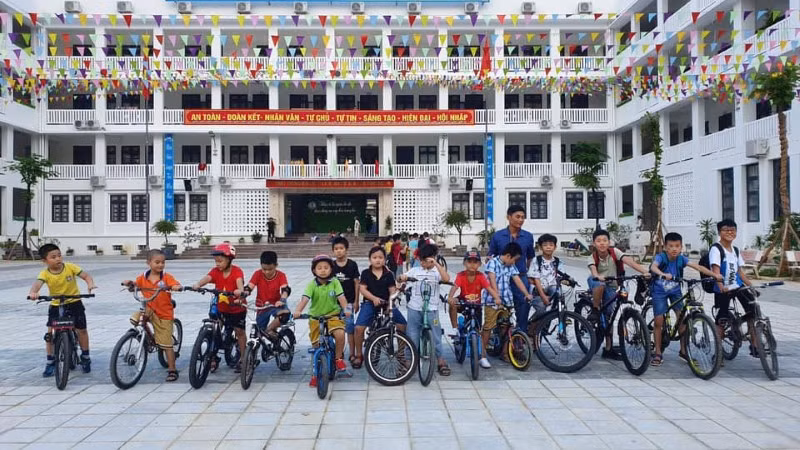 Thầy và trò Trường Tiểu học Nguyễn Du (thành phố Lào Cai – Lào Cai). Ảnh: Đức Hạnh
