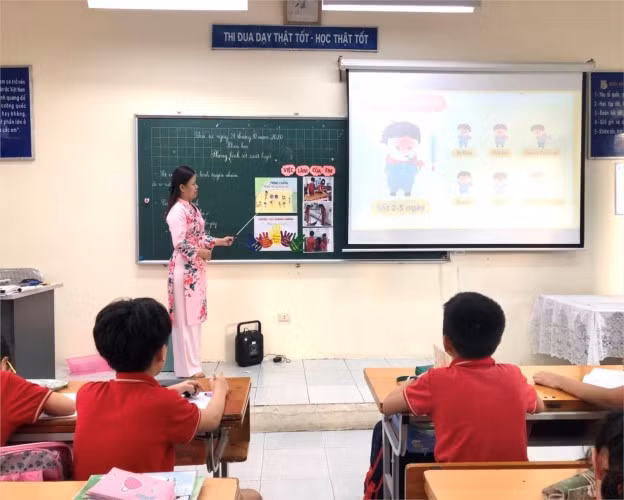 Cô Nguyễn Hải Yến (Trường Tiểu học Phan Đình Giót – Thanh Xuân, Hà Nội) tham dự Hội thi GV giỏi với tiết dạy Khoa học bài “Phòng bệnh sốt xuất huyết”. Ảnh: NTCC