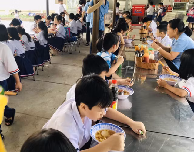 Bữa ăn bán trú của học sinh Trường Tiểu học Bình Trưng Đông, Quận 2, TPHCM.