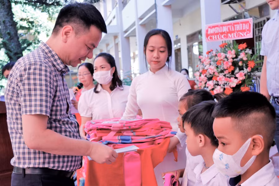 Nhà báo Triệu Ngọc Lâm - Tổng Biên tập Báo GD&amp;TĐ trao các phần quà của báo và các nhà hảo tâm đến các em học sinh có hoàn cảnh khó khăn.