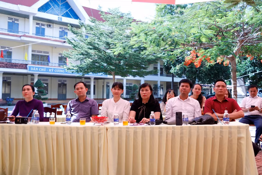 ... cùng nhiều đại diện ban ngành trên địa bàn tỉnh Đắk Lắk, các nhà tài trợ cùng nhiều giáo viên và các em học sinh...