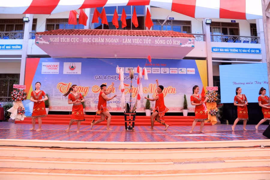 Chương trình văn nghệ mở màn mang đậm chất Tây Nguyên do các em học sinh Trường THPT Lê Quý Đôn thể hiện.