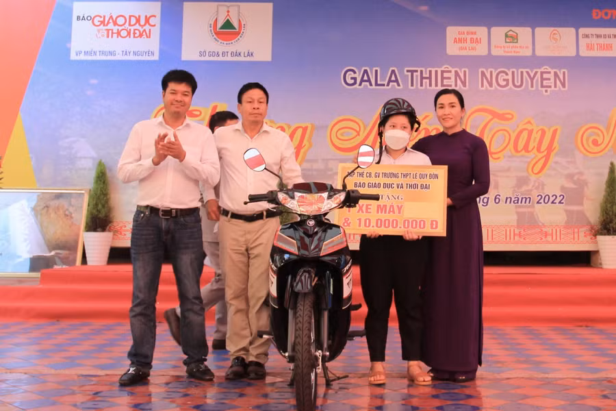 Đặc biệt, em Nguyễn Ngọc Phương Huyền (lớp 11A11, Trường THPT Lê Quý Đôn) có hoàn cảnh éo le, Nhà trường và Báo GD&amp;TĐ đã quyết định trao đến em một chiếc xe gắn máy và 10 triệu đồng tiền mặt.