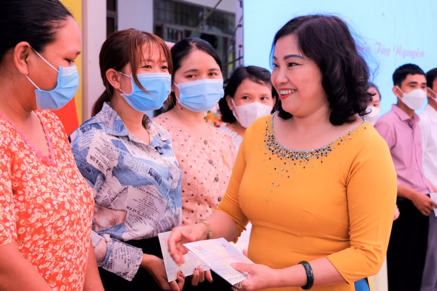 Lãnh đạo Văn phòng Sở GD&amp;ĐT trao quà của Ban tổ chức đến giáo viên có hoàn cảnh khó khăn trên địa bàn.