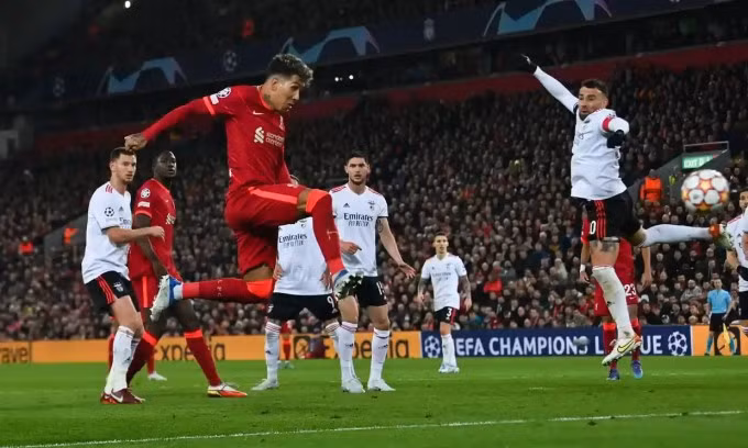 Firmino rực sáng với hai bàn thắng vào lưới Benfica.