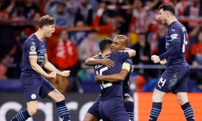 Cầu thủ Man City ôm nhau mừng vé vào bán kết Champions League.