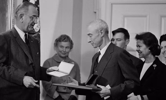 Oppenheimer được cựu Tổng thống Mỹ Lyndon B. Johnson trao giải thưởng Enrico Fermi vào ngày 2/12/1963. Oppenheimer được cựu Tổng thống Mỹ Lyndon B. Johnson trao giải thưởng Enrico Fermi vào ngày 2/12/1963.