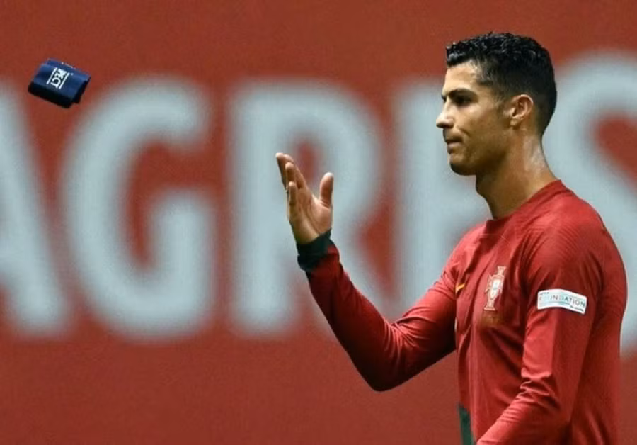 Ronaldo ném băng thủ quân xuống đất sau trận Bồ Đào Nha thua Tây Ban Nha 0-1.