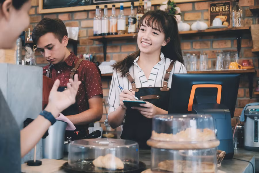 Sinh viên quốc tế tại Canada làm thêm để trang trải chi phí sinh hoạt.