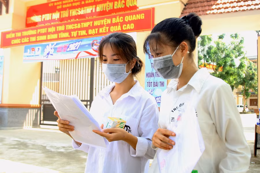 Thí sinh thi tại điểm thi Trường Phổ thông dân tộc nội trú THCS&amp;THPT huyện Bắc Quang phấn khởi sau bài thi Ngữ văn. Ảnh: Bá Hải.