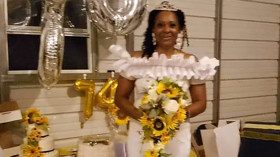 Bà Ena Jones, 52 tuổi, kết hôn vào sinh nhật lần thứ 50 của mình. Ảnh: CNN/Ena Jones Bà Ena Jones, 52 tuổi, kết hôn vào sinh nhật lần thứ 50 của mình. Ảnh: CNN/Ena Jones