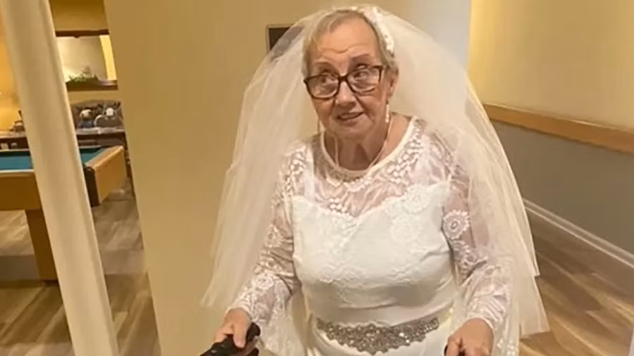 Bà Dorothy Fideli đã kết hôn trước khoảng 20 khách tại cộng đồng hưu trí ở Goshen, bang Ohio. Ảnh: CNN/Donna Pennington Bà Dorothy Fideli đã kết hôn trước khoảng 20 khách tại cộng đồng hưu trí ở Goshen, bang Ohio. Ảnh: CNN/Donna Pennington