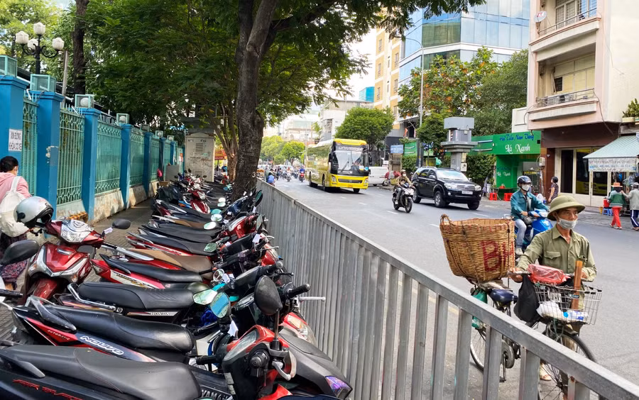Vỉa hè đường Điện Biên Phủ, Quận 3, trước Bệnh viện Bình Dân được sử dụng để giữ xe.